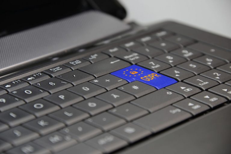 Schwarze Tastatur mit blauer Taste mit EU-Logo und GDPR