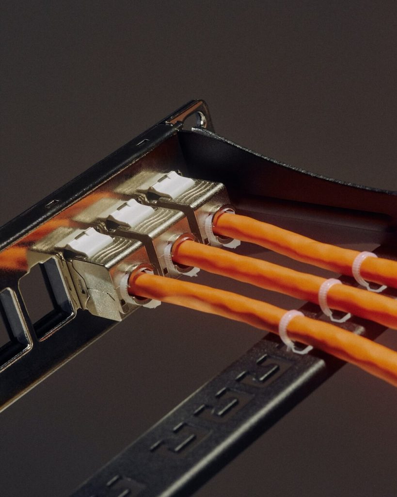 Orange Ethernet Kabel stecken in Computer Ethernet-Buchse