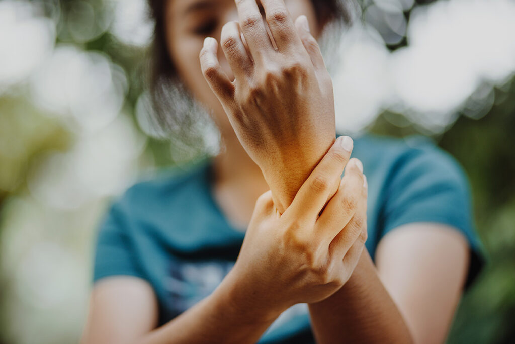 Frau mit Arthritis im linken Handgelenk