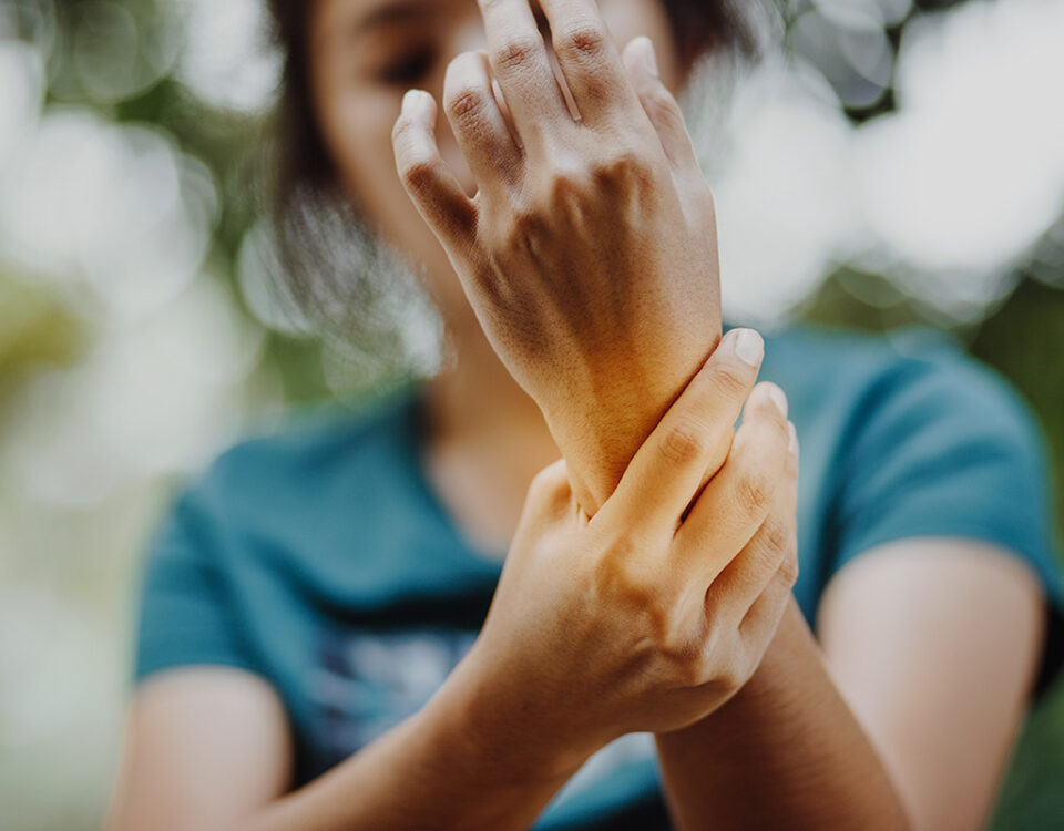 Frau mit Arthritis im linken Handgelenk